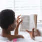 femme qui lit dans un bain détox réparateur