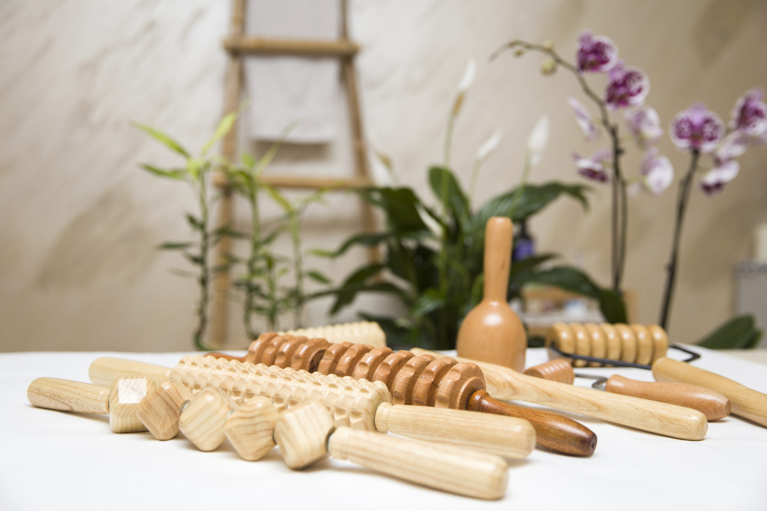 outils de madérothérapie posés sur une table