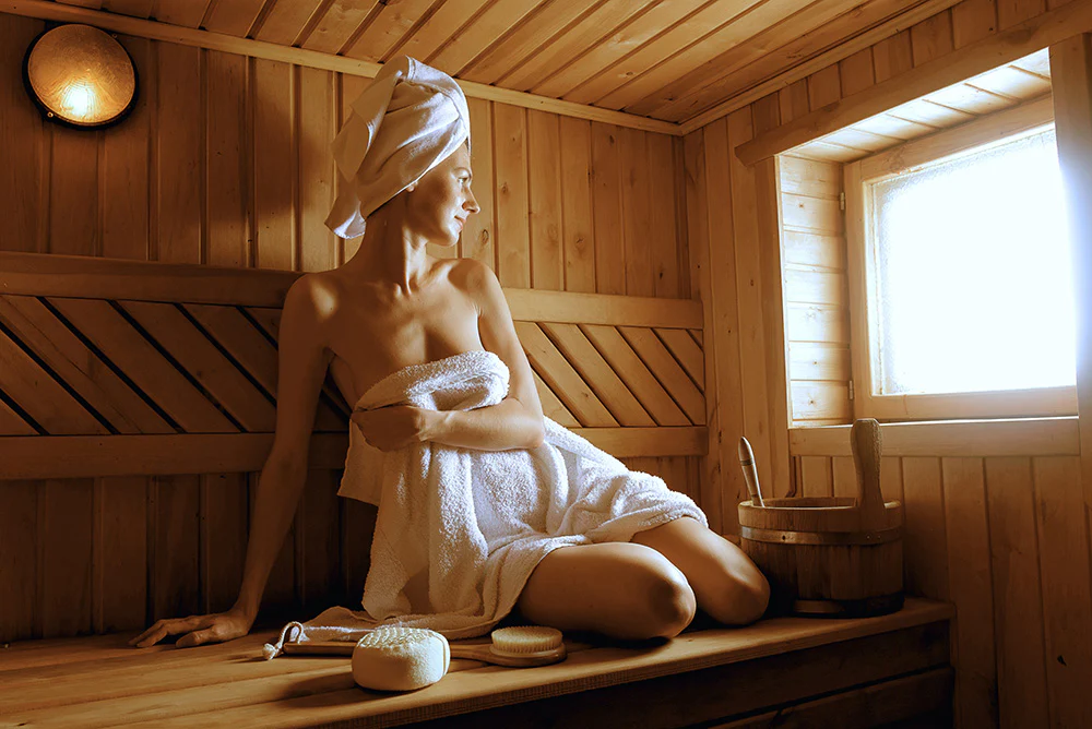 femme assise dans un sauna