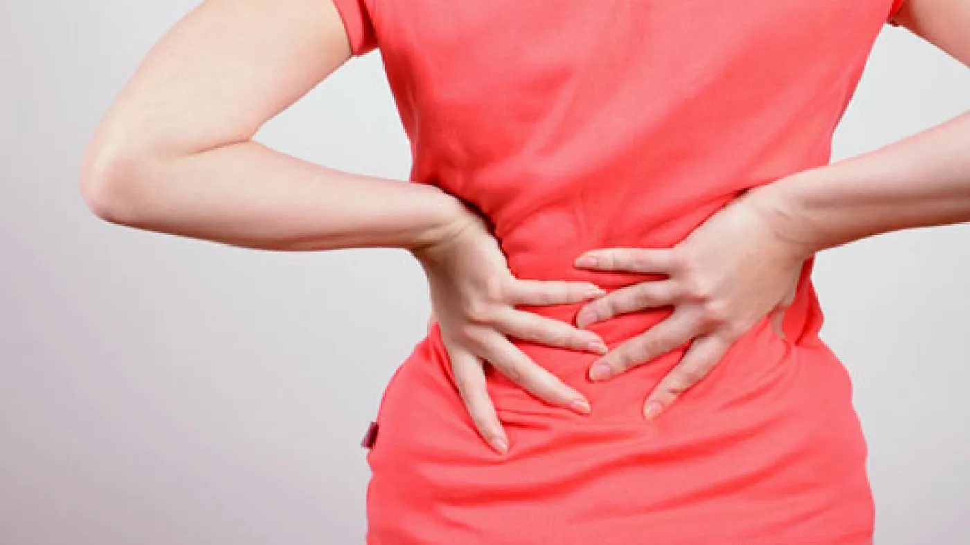 douleurs chroniques, femme qui se tient les lombaires
